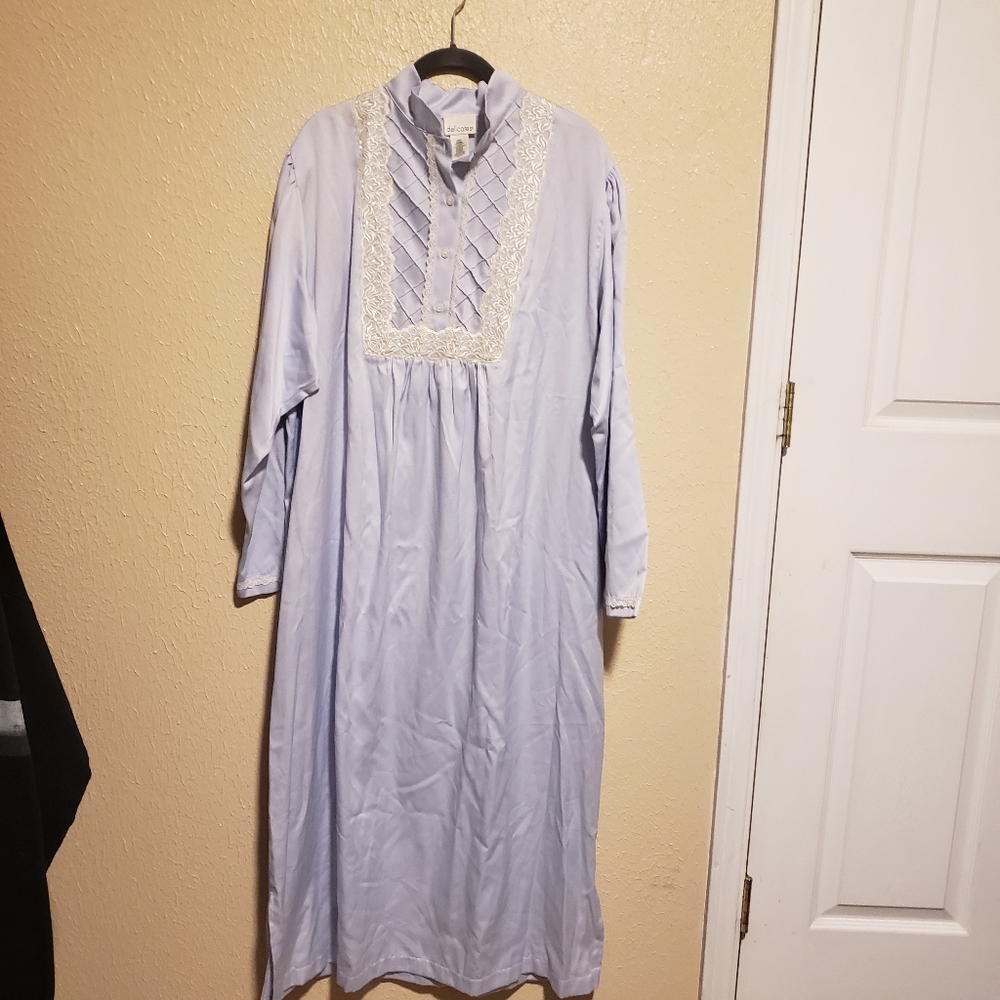 Vintage Delicates Nightgown Size Large‎